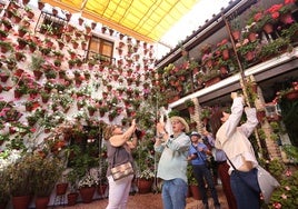 Patios de Córdoba: las colas y el éxito que abre el debate sobre el uso de cámaras y móviles