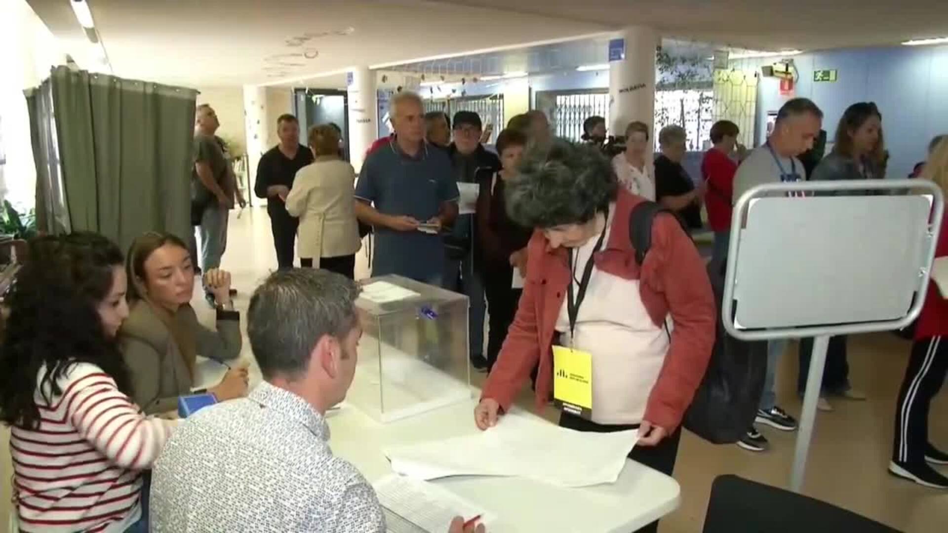 Colas para votar en la primeras horas de las elecciones en Cataluña