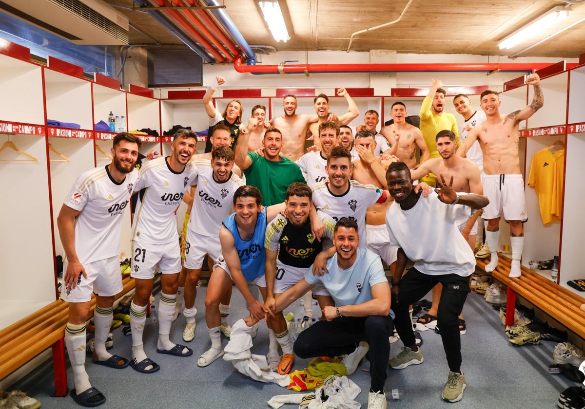 Celebración en el vestuario de los jugadores del Albacete tras su victoria por 1-0 frente al Leganés