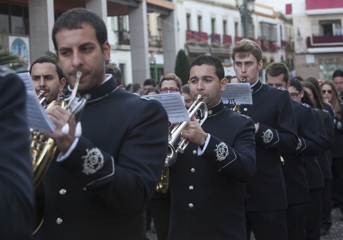 Músicos de Amueci tras la Virgen del Rosario de Córdoba