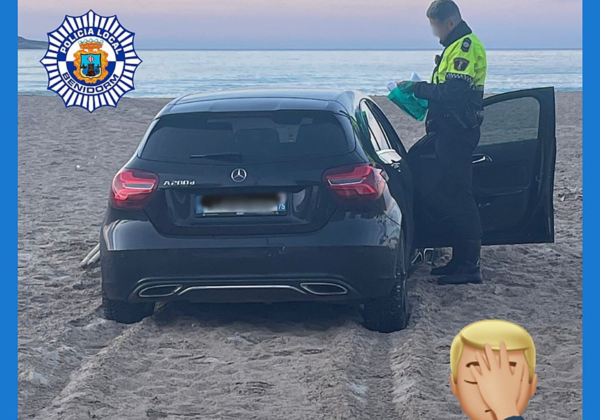 Imagen difundida por la Policía Local en sus redes sociales con el coche aparcado en la arena y un emoji de incredulidad.