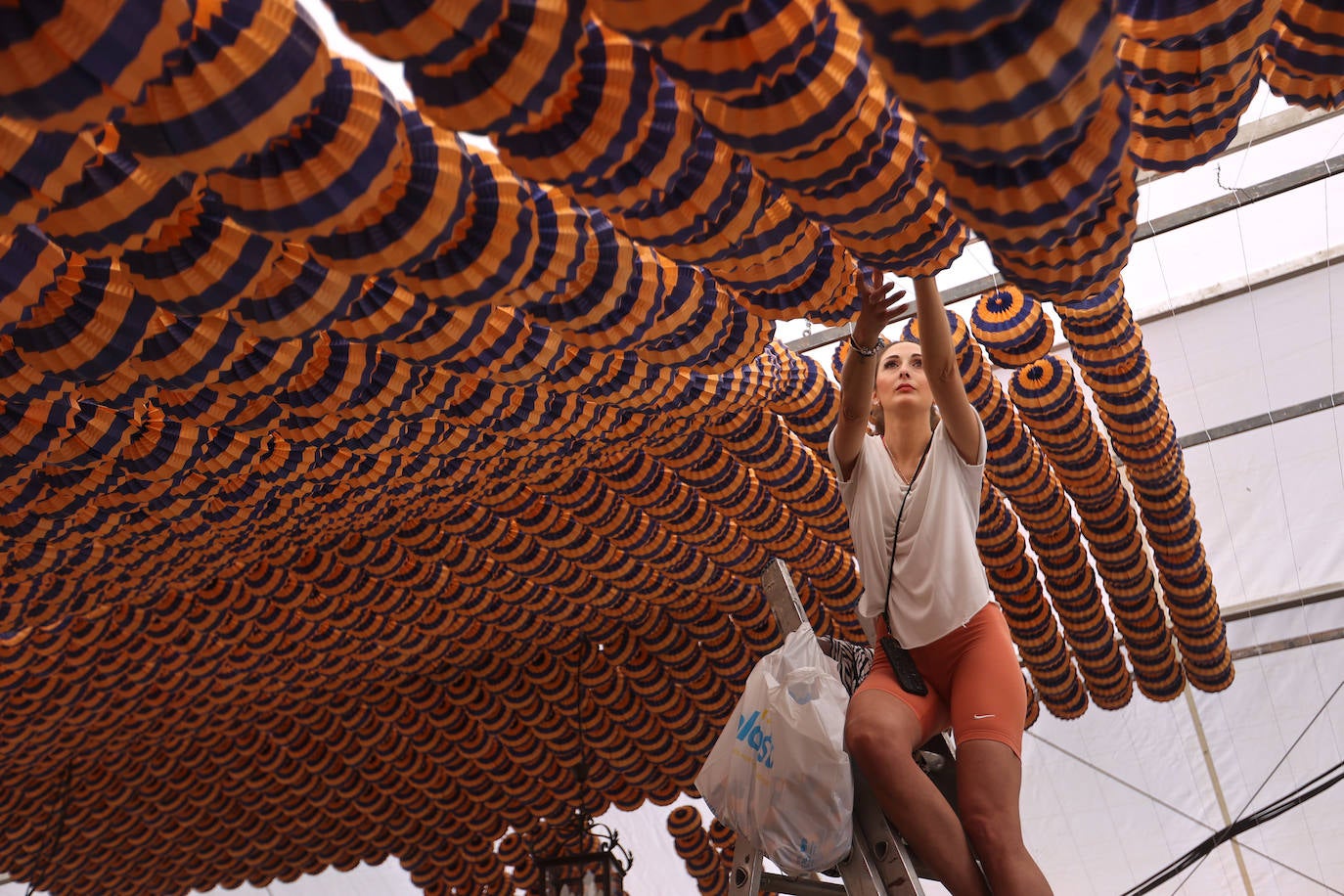 El montaje de las casetas y atracciones de la Feria de Córdoba, en imágenes