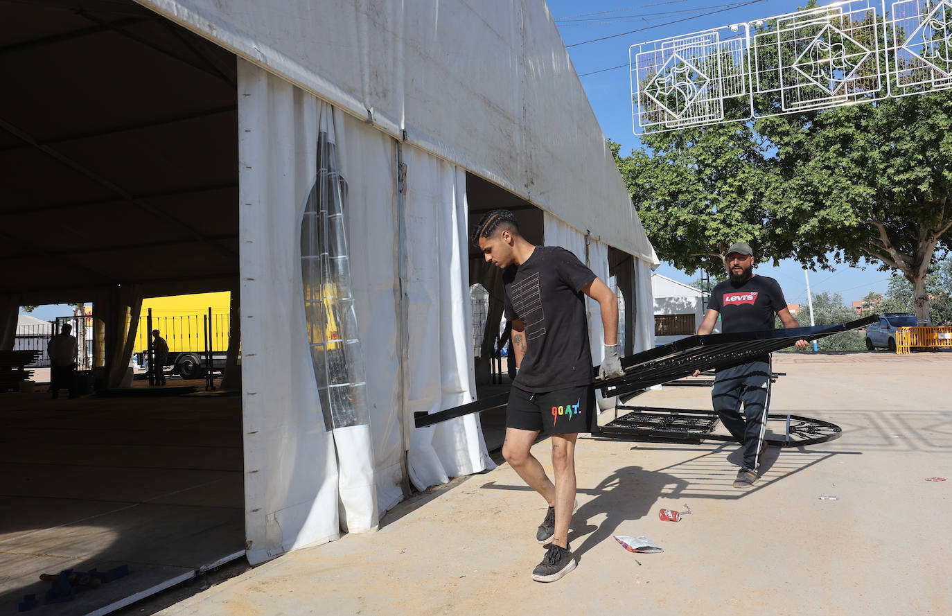 El montaje de las casetas y atracciones de la Feria de Córdoba, en imágenes