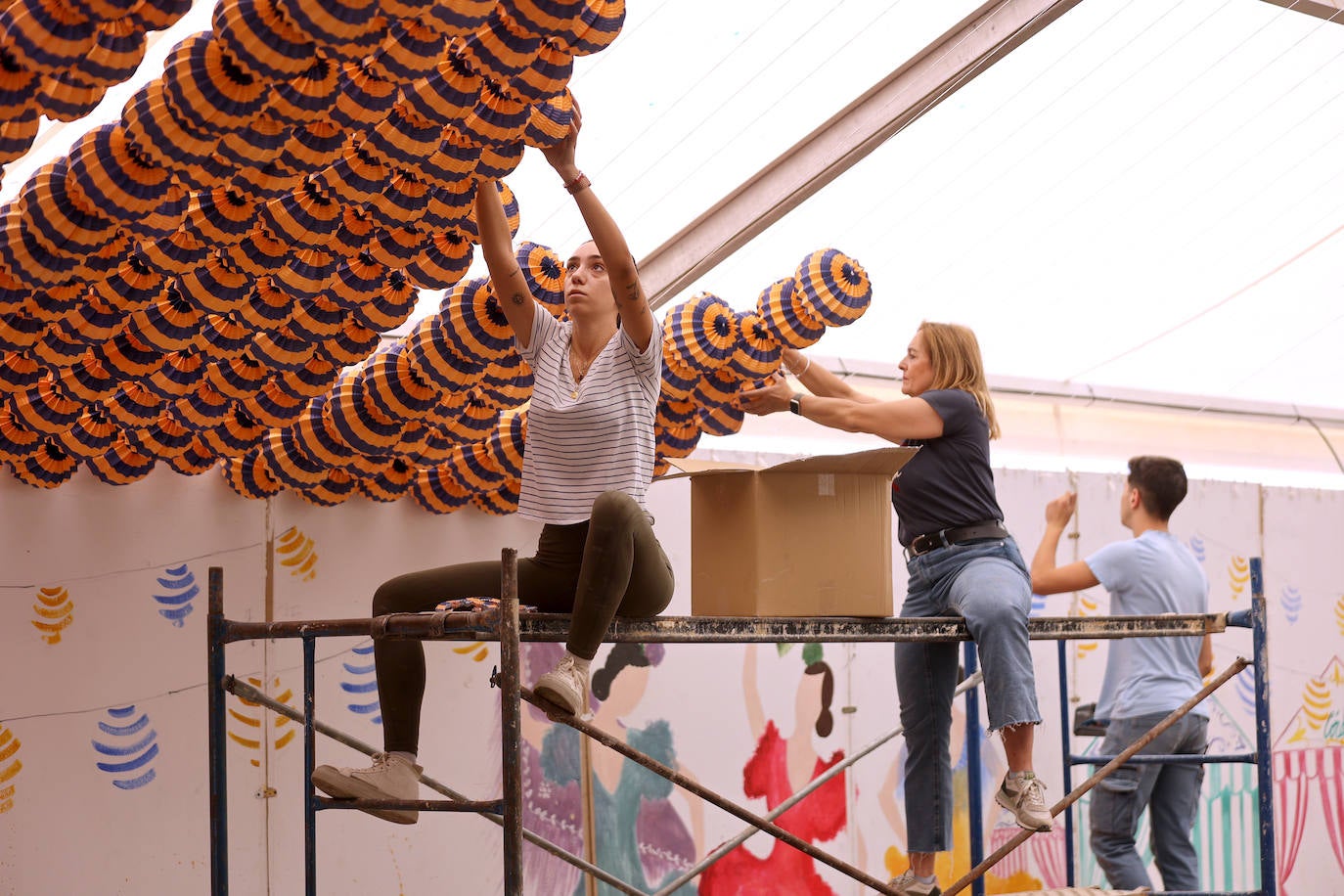 El montaje de las casetas y atracciones de la Feria de Córdoba, en imágenes