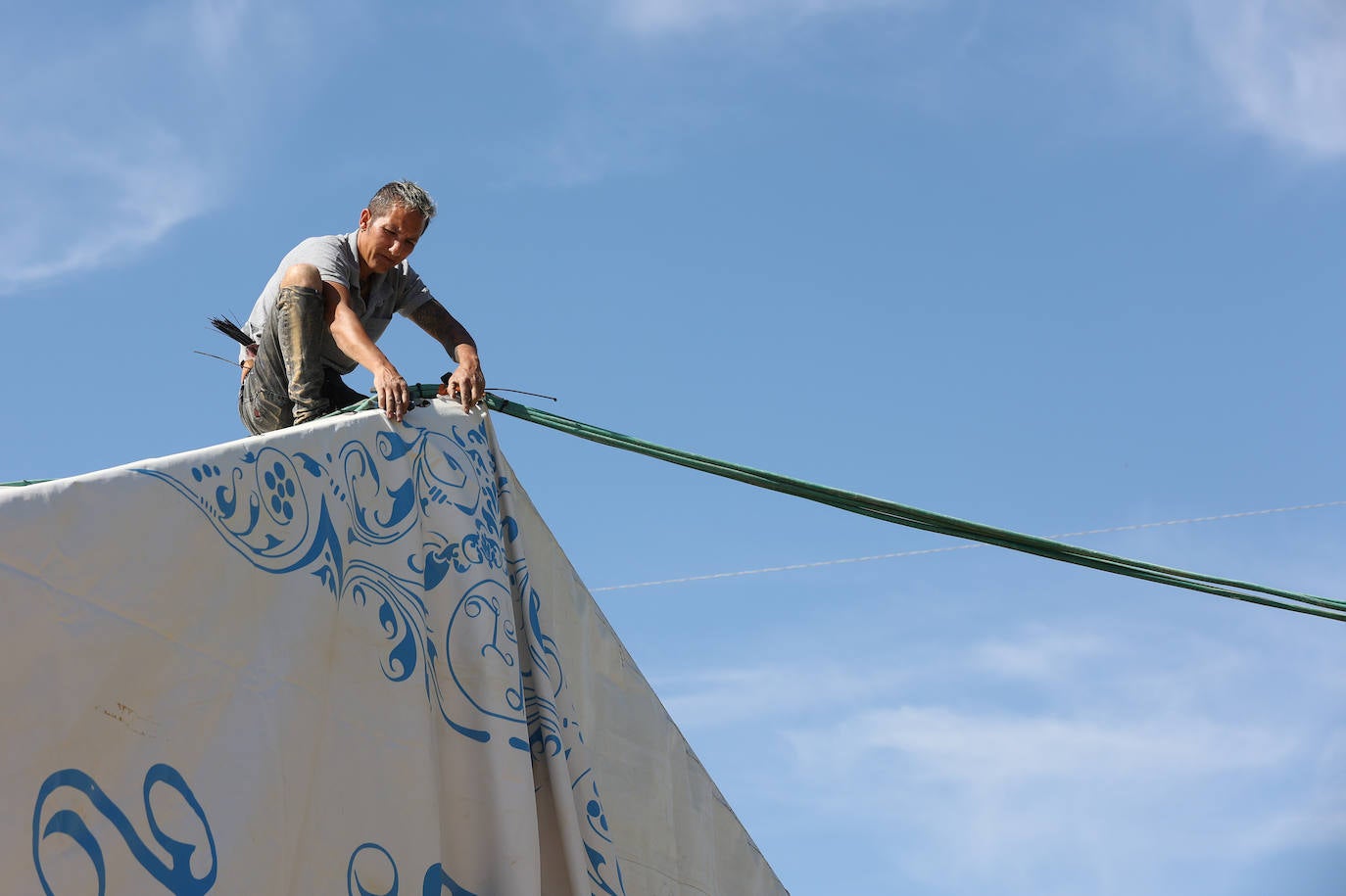 El montaje de las casetas y atracciones de la Feria de Córdoba, en imágenes