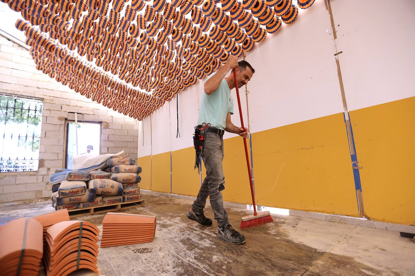 El montaje de las casetas y atracciones de la Feria de Córdoba, en imágenes