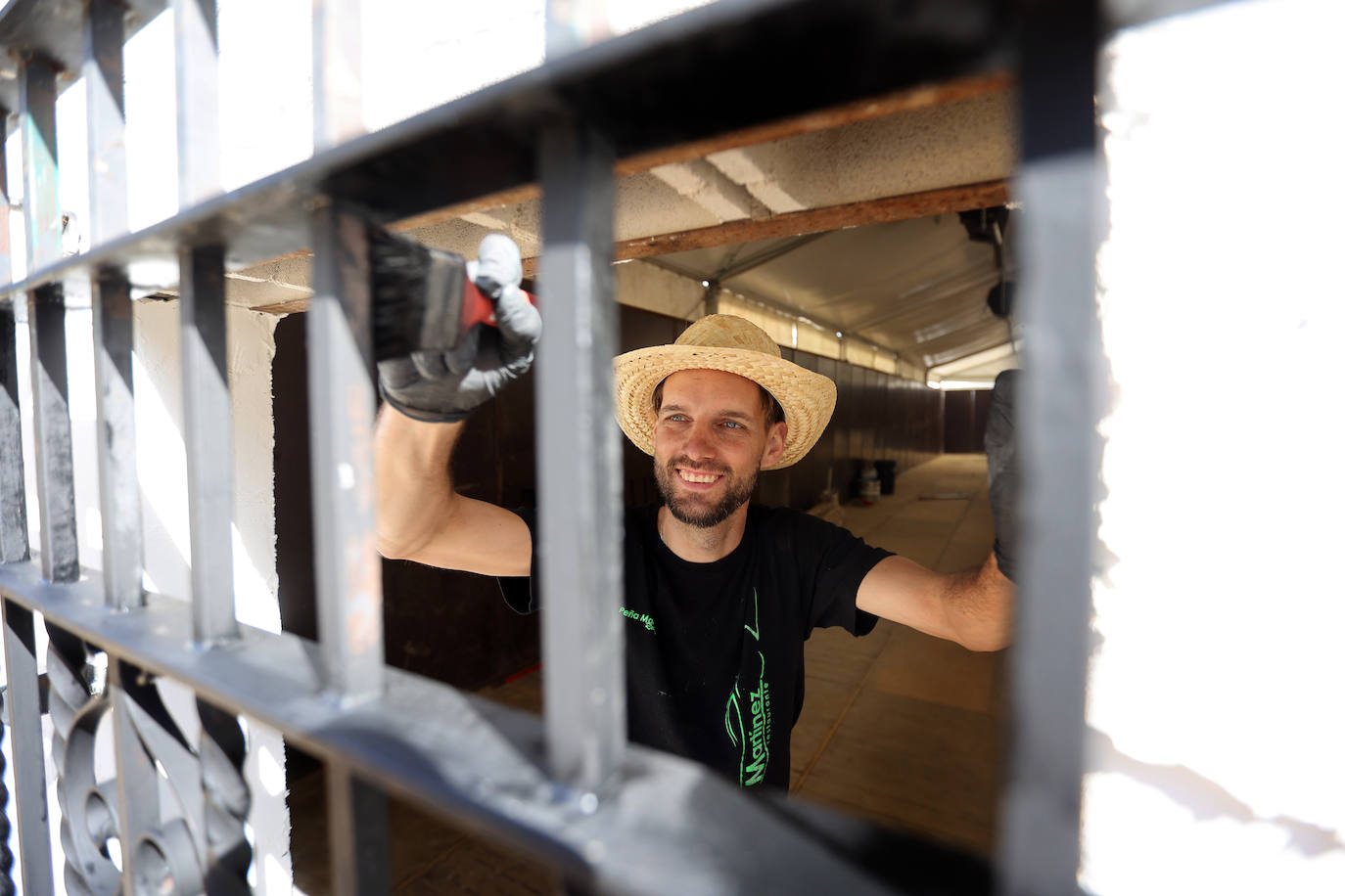 El montaje de las casetas y atracciones de la Feria de Córdoba, en imágenes