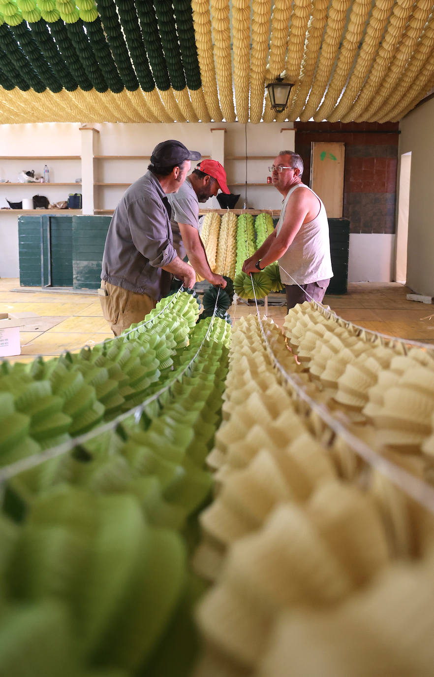 El montaje de las casetas y atracciones de la Feria de Córdoba, en imágenes