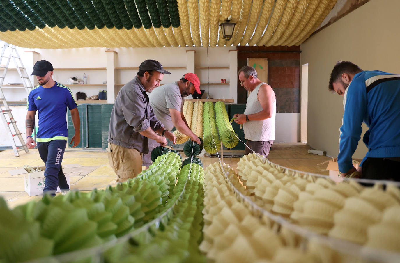 El montaje de las casetas y atracciones de la Feria de Córdoba, en imágenes