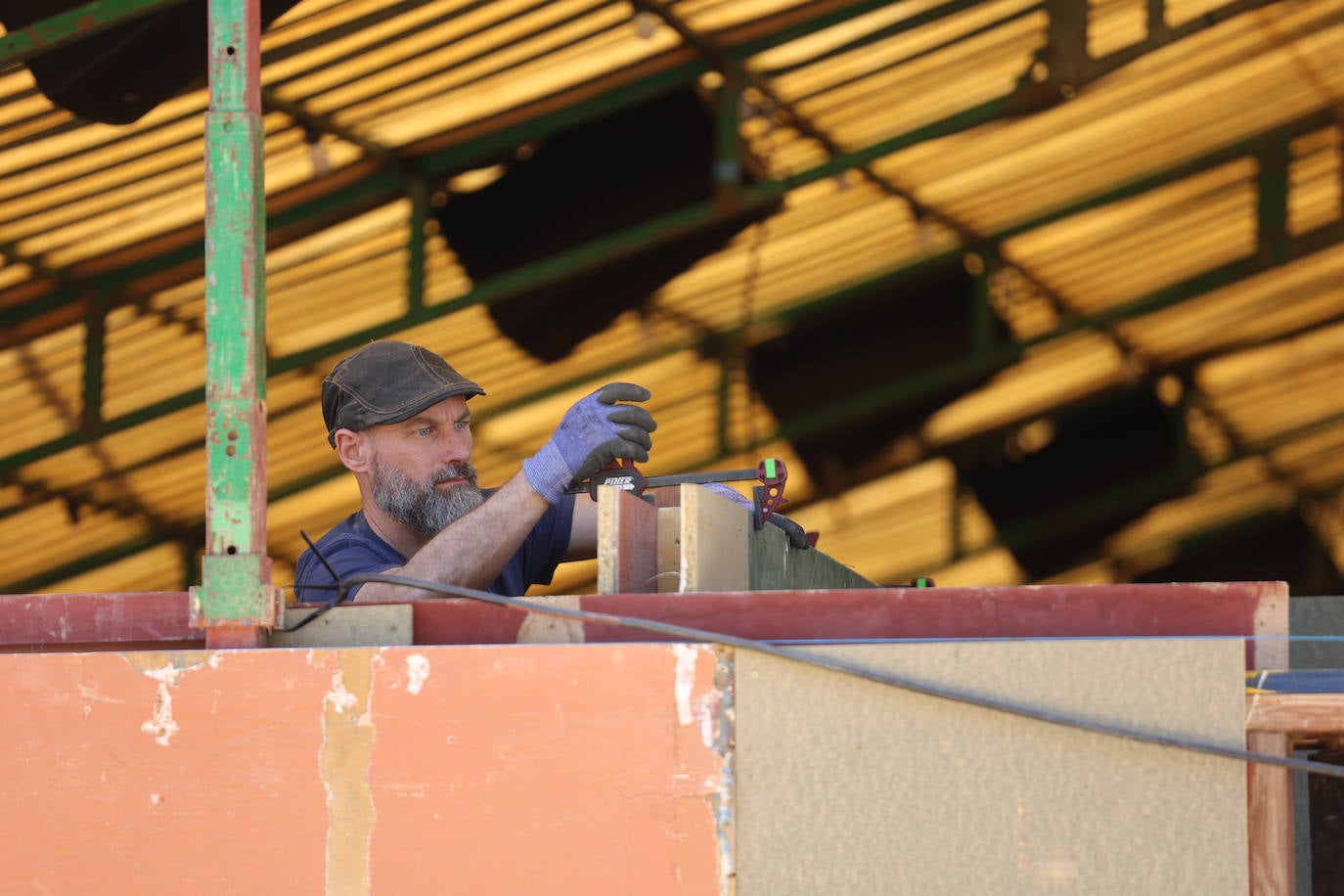 El montaje de las casetas y atracciones de la Feria de Córdoba, en imágenes