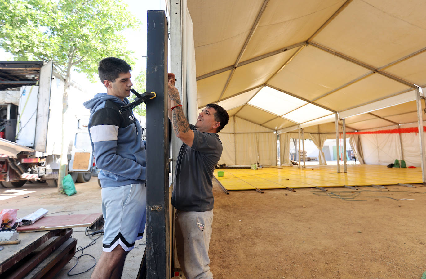 El montaje de las casetas y atracciones de la Feria de Córdoba, en imágenes