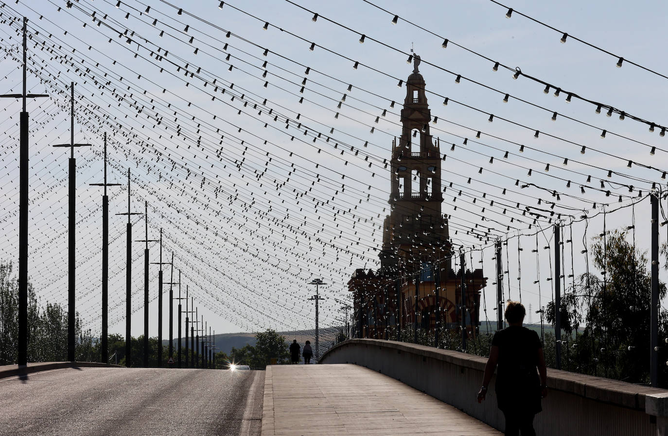El montaje de las casetas y atracciones de la Feria de Córdoba, en imágenes