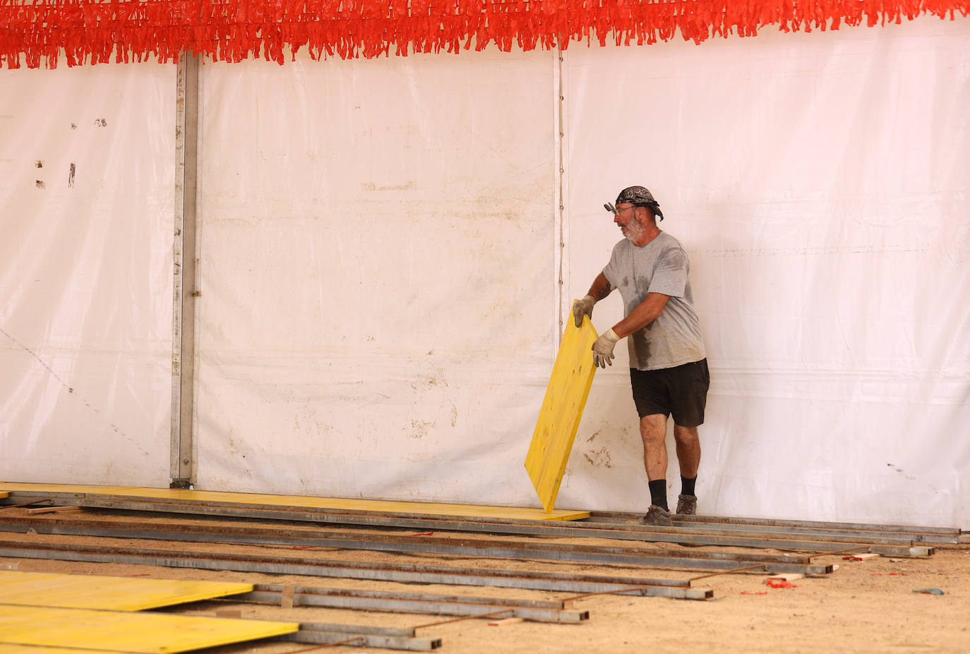 El montaje de las casetas y atracciones de la Feria de Córdoba, en imágenes