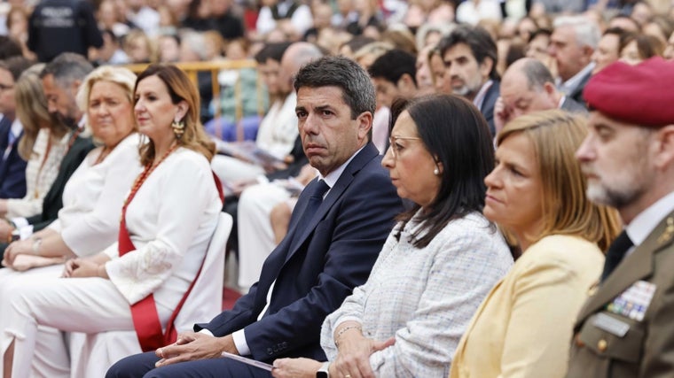 El presidente de la Generalitat Valenciana, Carlos Mazón, la alcadesa de Valencia, María José Catalá (2i), y la delegada del Gobierno, Pilar Bernabé (2d), durante la ceremonia.