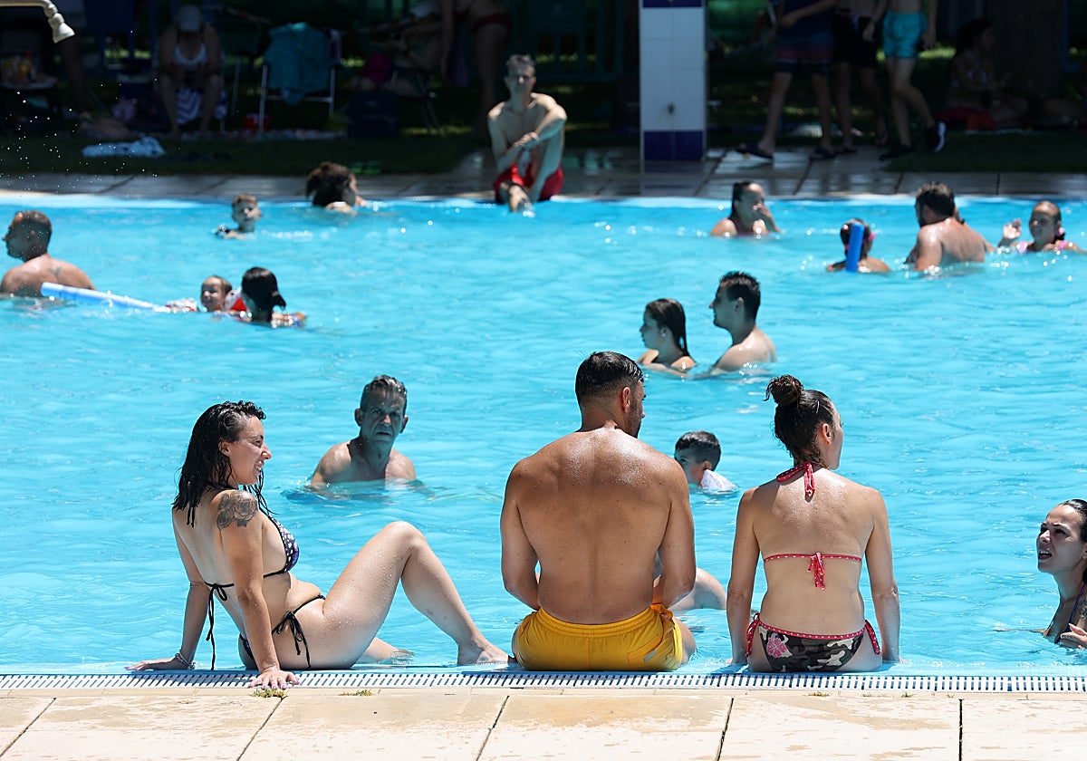 Bañistas en la piscina municipal de la Fuensanta el pasado mes de junio