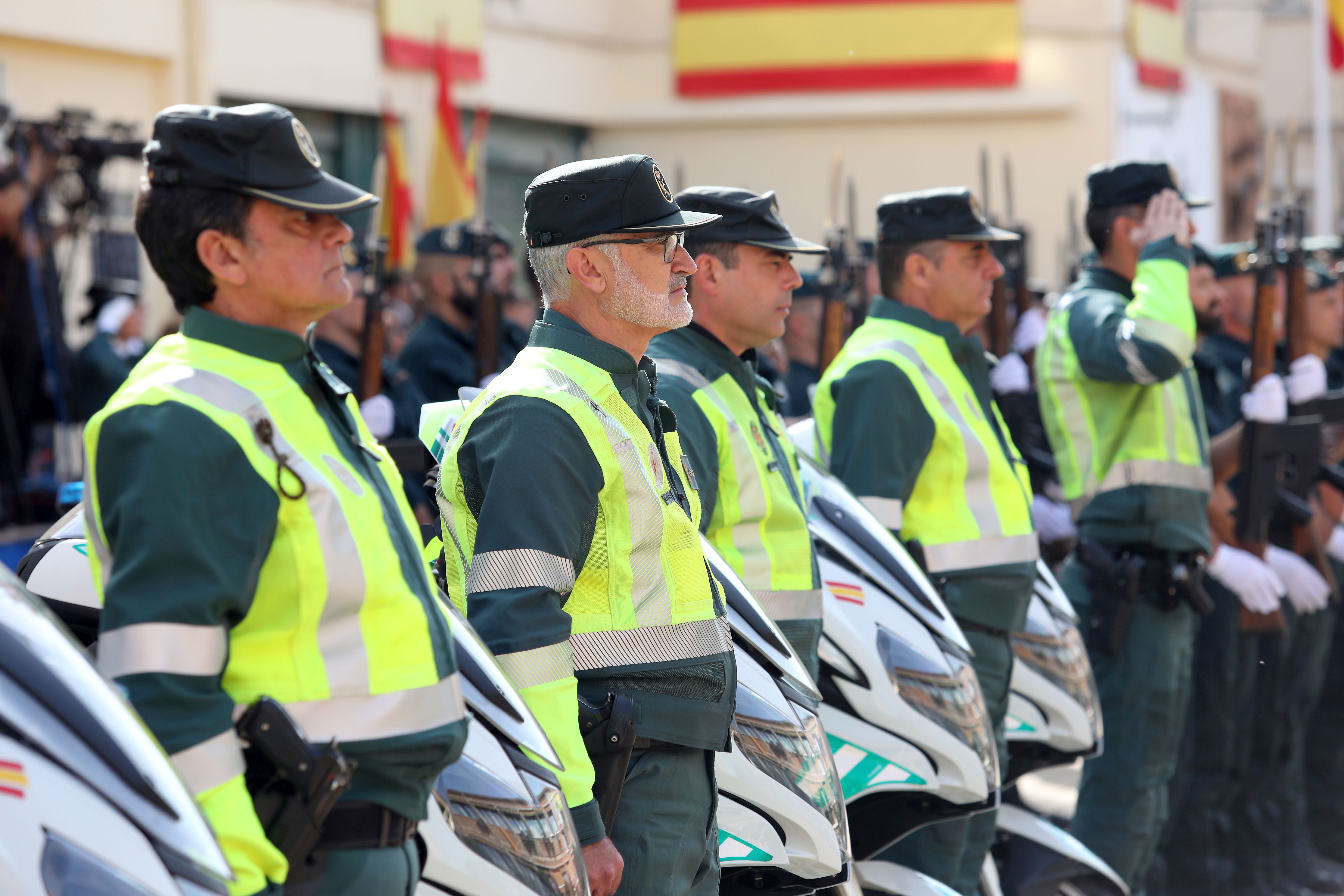 Tolón garantiza más recursos del Gobierno para los 5.000 guardias civiles de la región