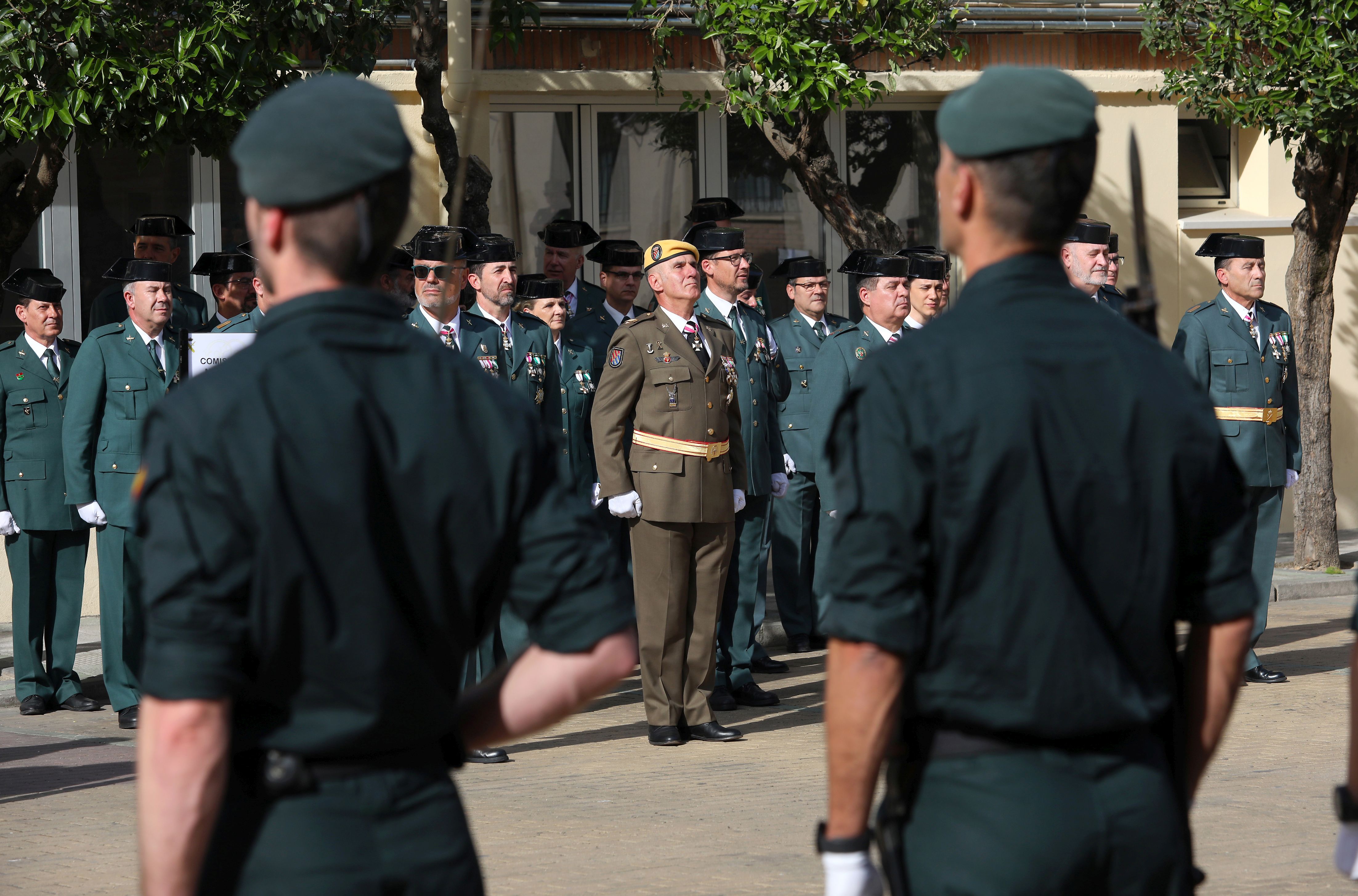 Tolón garantiza más recursos del Gobierno para los 5.000 guardias civiles de la región
