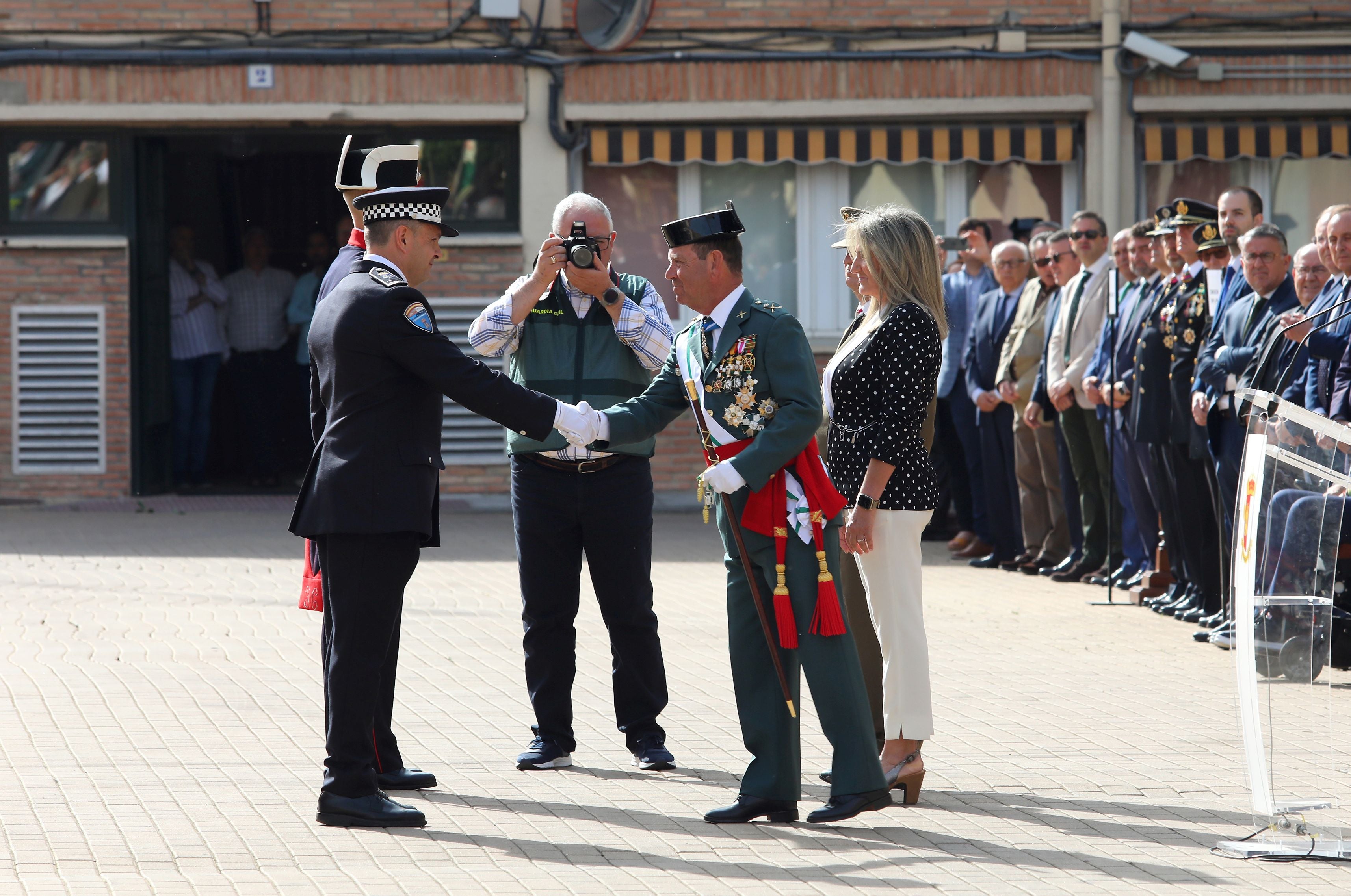 Tolón garantiza más recursos del Gobierno para los 5.000 guardias civiles de la región