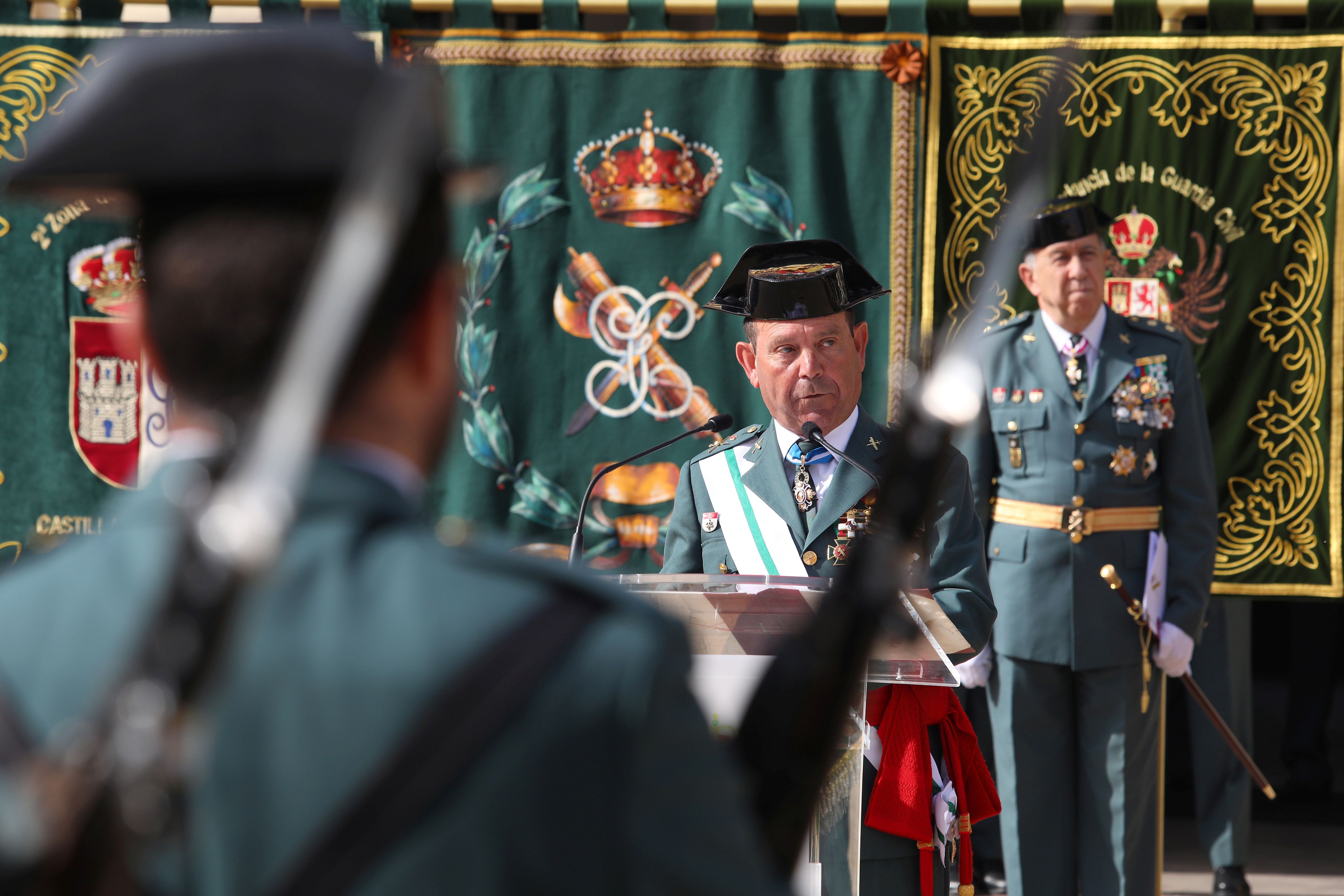 Tolón garantiza más recursos del Gobierno para los 5.000 guardias civiles de la región