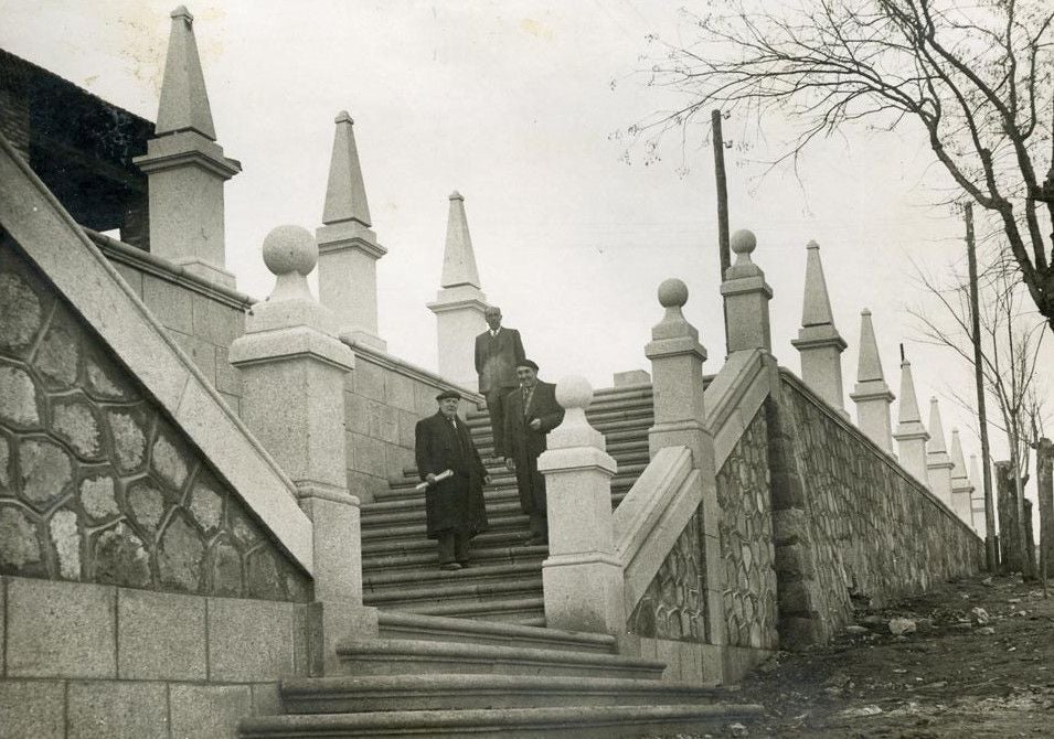 Equipo técnico de las obras en la escalinata construida en la fachada norte (diciembre de 1944). 'Álbum de obras del Alcázar'. Archivo Municipal de Toledo