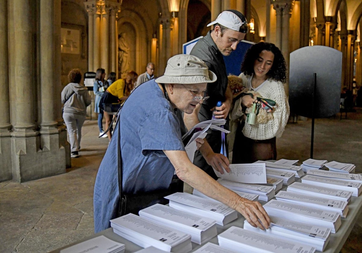 Votación en un colegio electoral en el centro de Barcelona