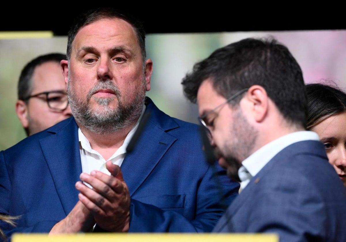 El líder de ERC, Oriol Junqueras, detrás de Pere Aragonès, en la comparecencia de la noche electoral