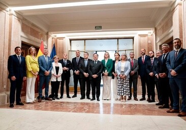 Foto de familia del ministro de Asuntos Exteriores con los alcaldes del Campo de Gibraltar este lunes en Madrid