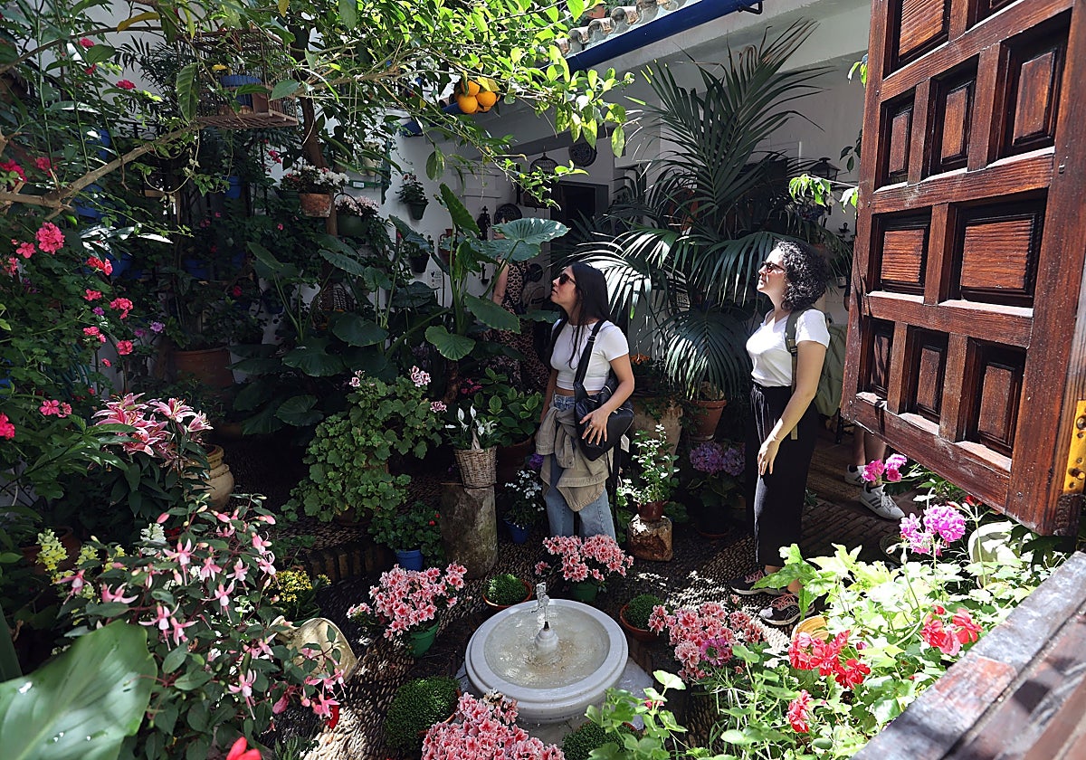 Dos visitantes en el patio de la calle Tafures