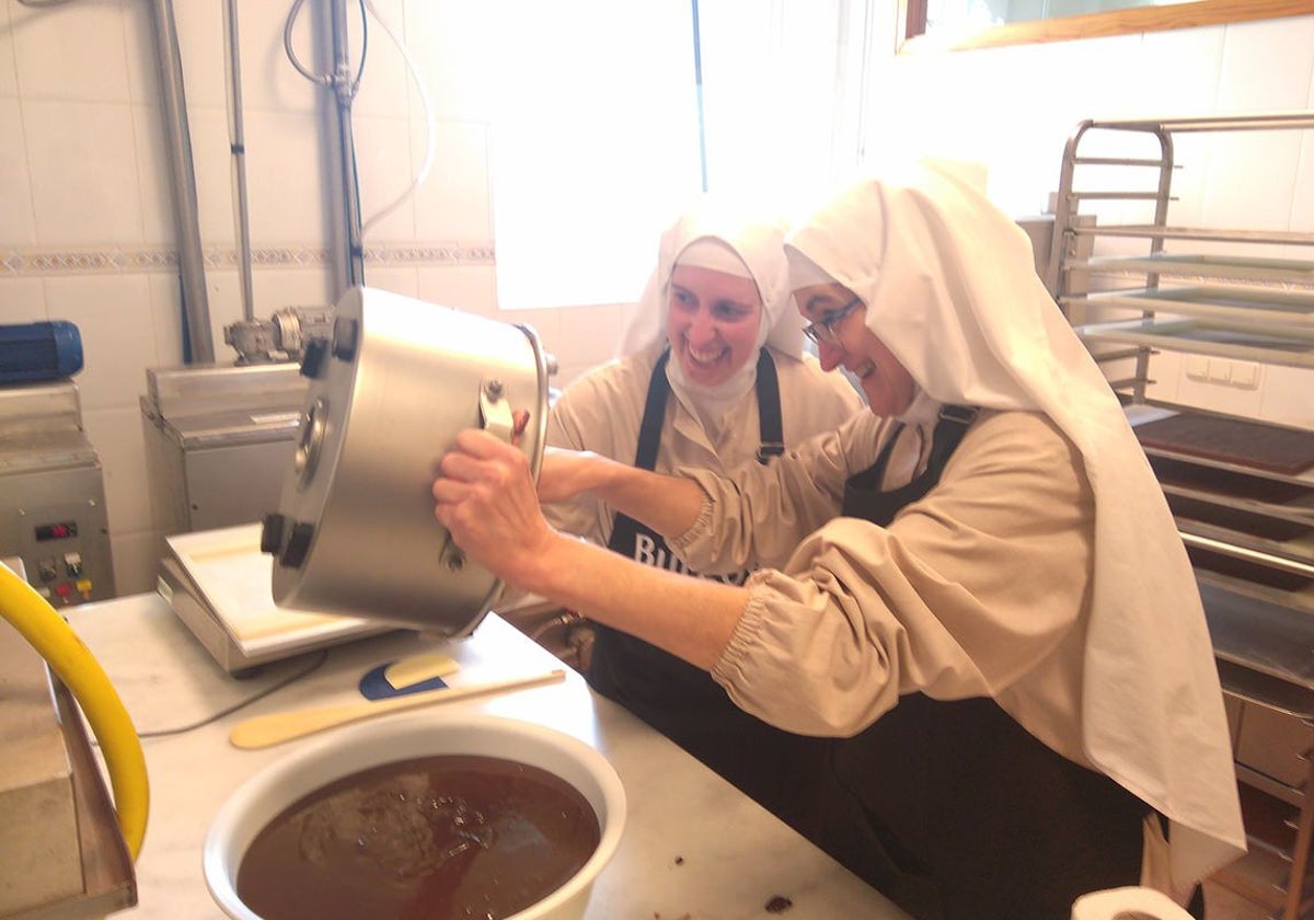 Las clarisas de Belorado en su obrador de chocolate