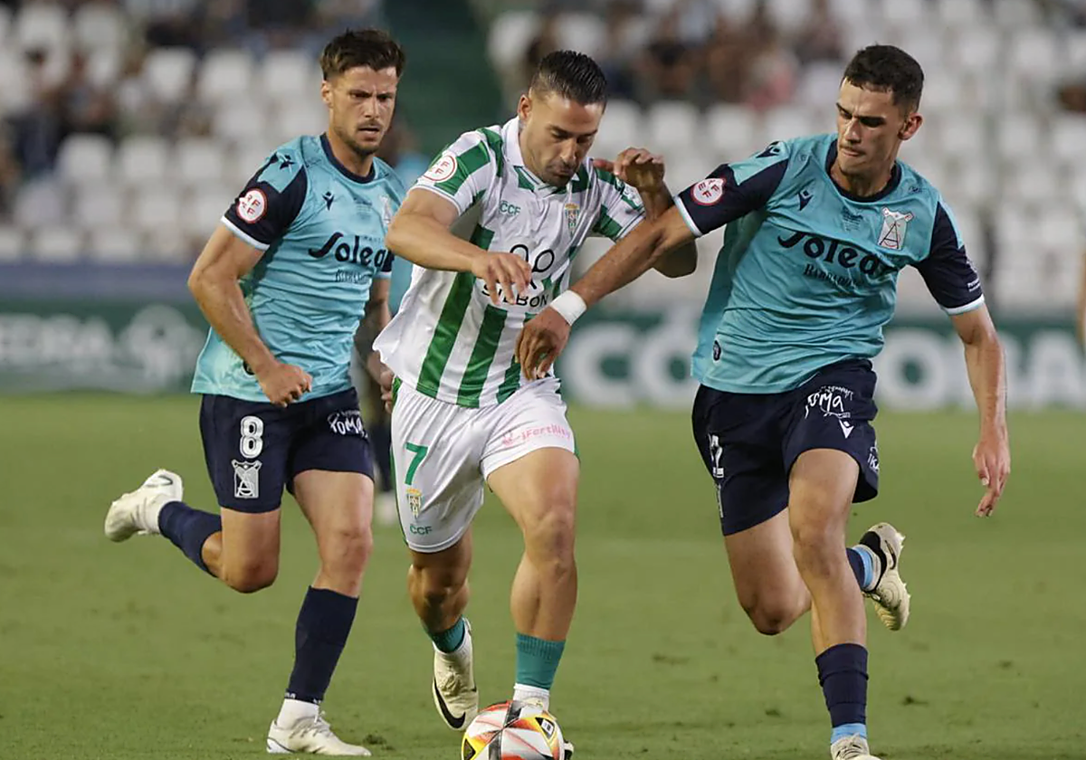 Kike Márquez avanza con el balón durante el partido del Córdoba CF