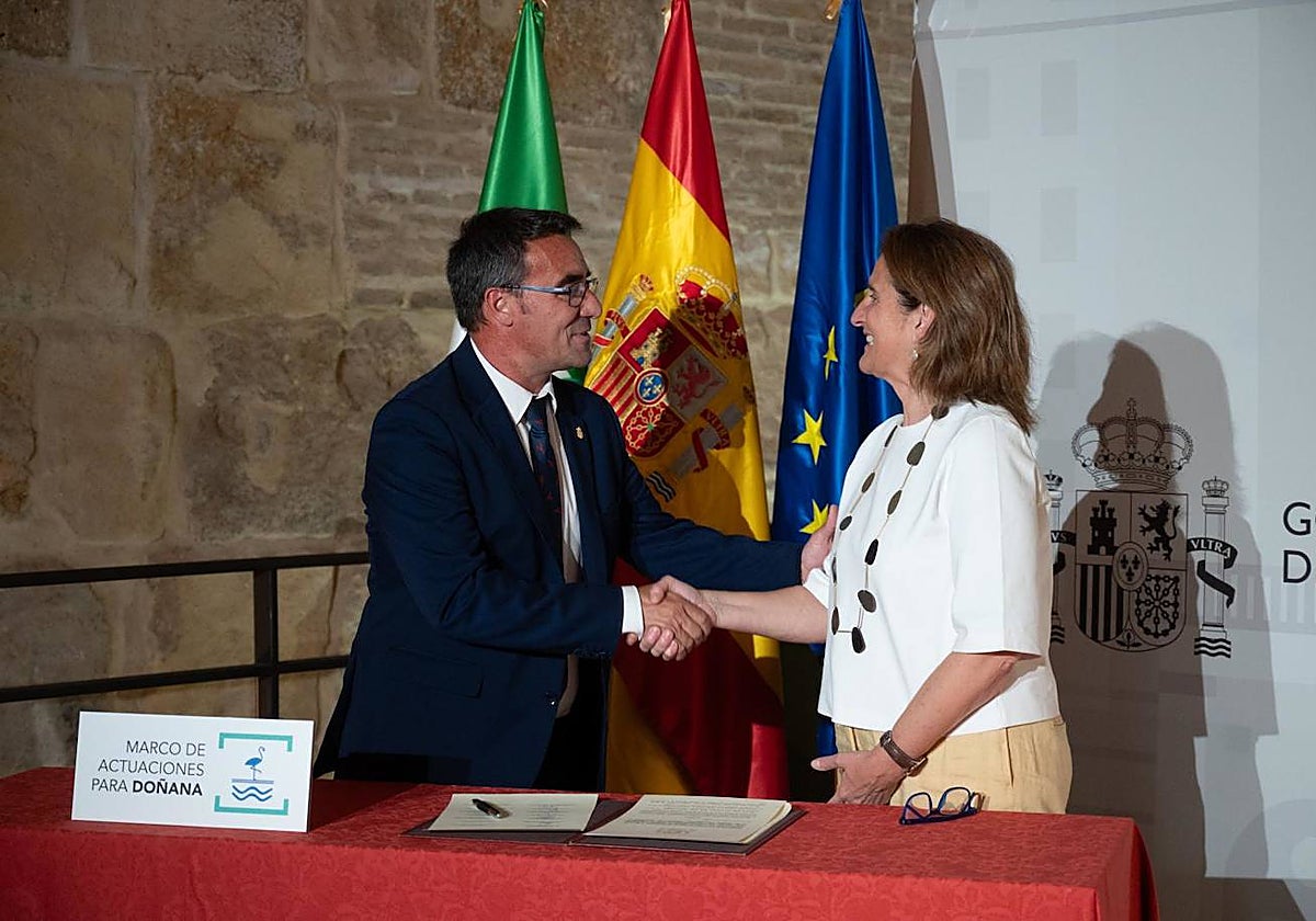 La ministra con uno de los ayuntamientos firmantes del acuerdo