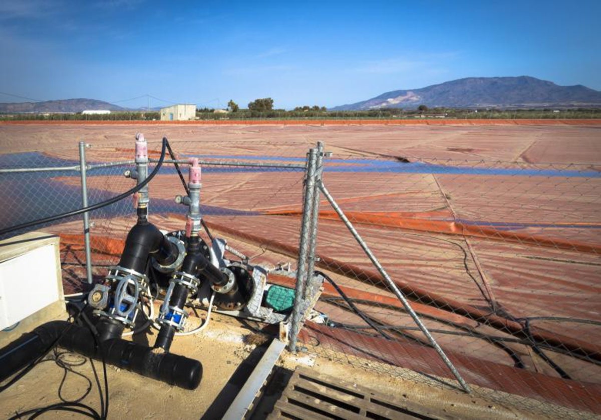 Un embalse de la zona regada por el Tajo-Segura cubierto con lona para evitar la evaporación y aprovechar más el agua.