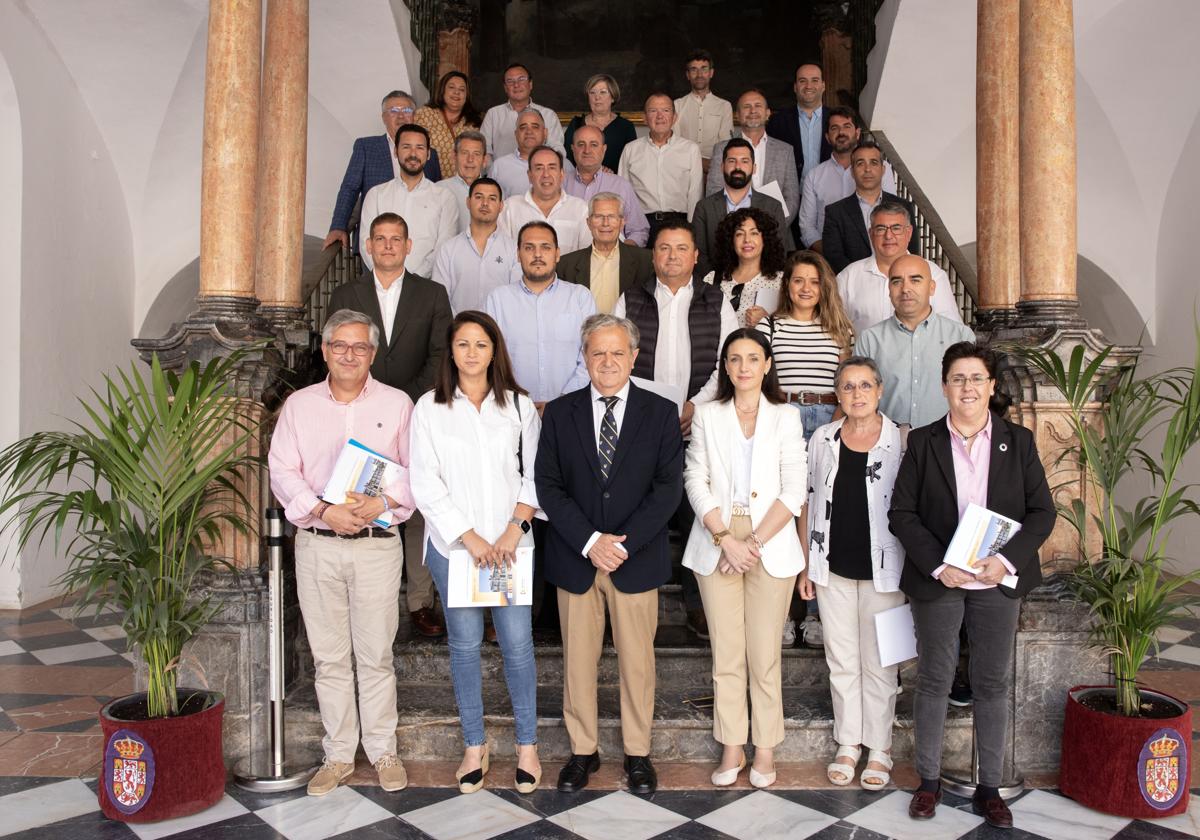 Foto de familia del presidente de la Diputación con los integrants de la Junta General de Cinco