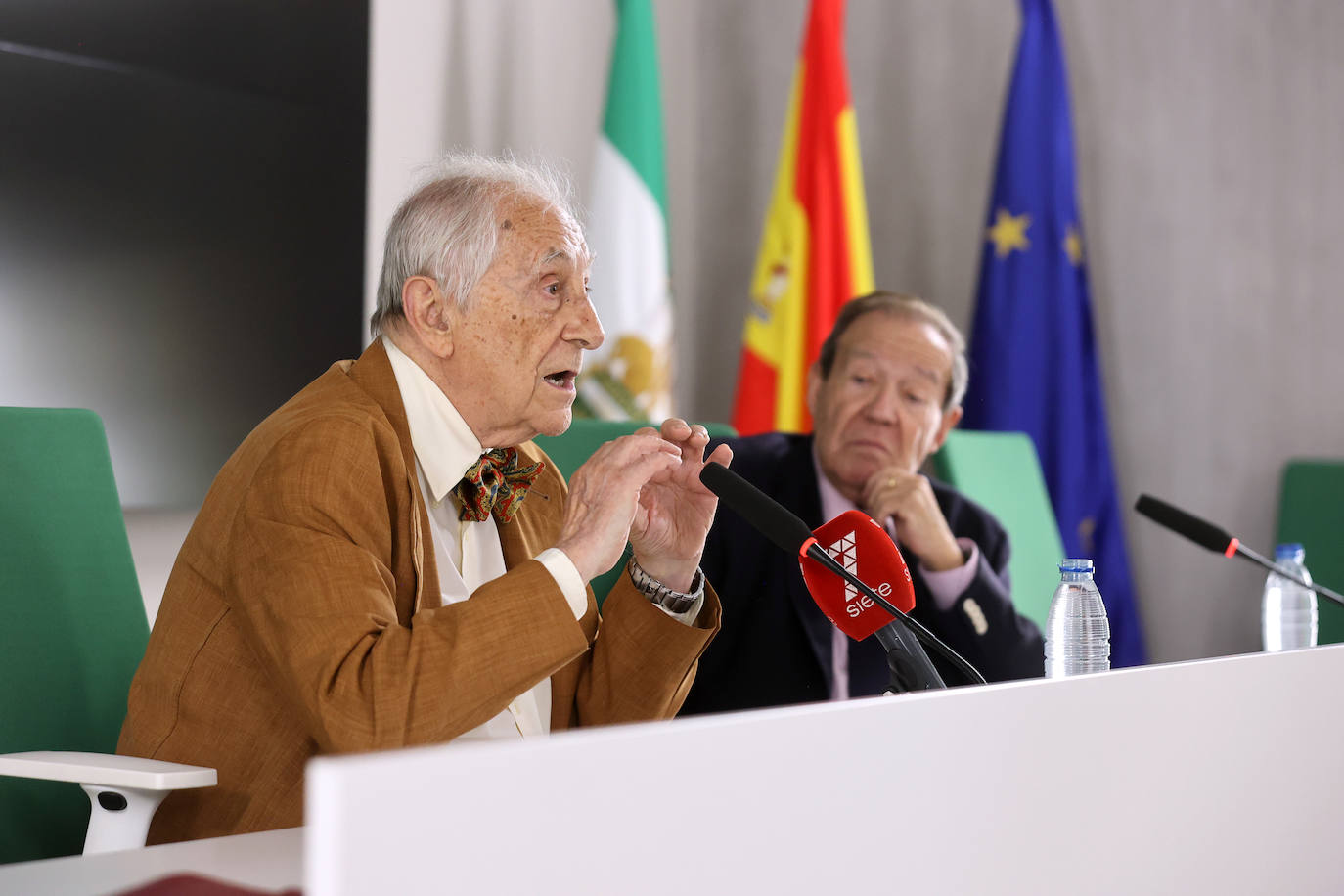 Fotos: la charla de Inocencio Arias en el Centro Cultural José Luis García Palacios