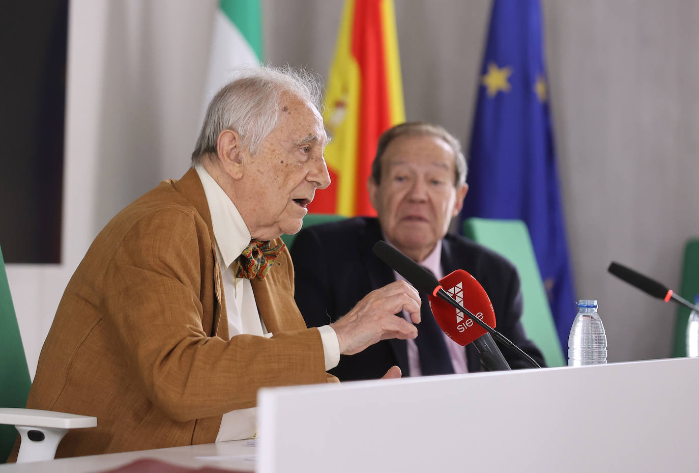 Fotos: la charla de Inocencio Arias en el Centro Cultural José Luis García Palacios