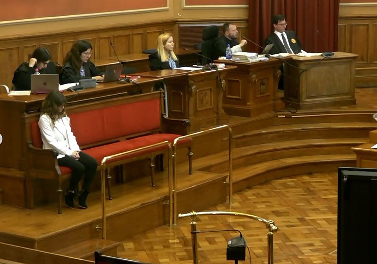 La acusada de matar a su hija de 4 años, durante el juicio en la Audiencia de Barcelona