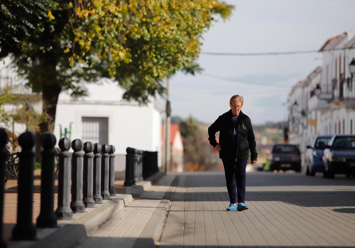 Una mujer pasea por el municipio de La Granjuela