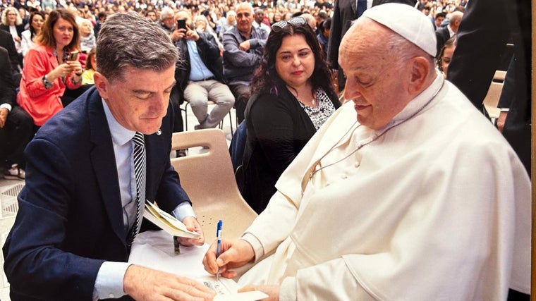 El Papa Francisco firma el ejemplar a la 'encíclica 'Laudatio si' que se conservará en el Santuario de la Virgen del Rocío