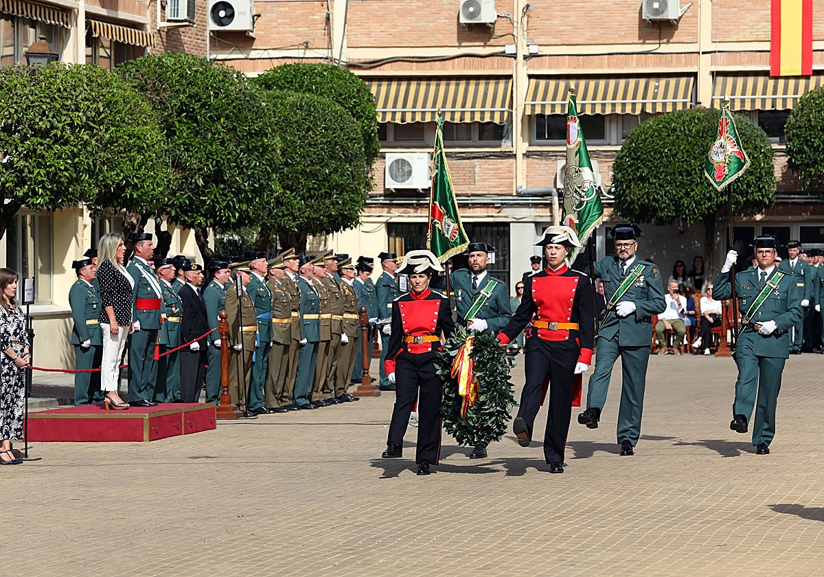 Momento del desfile ante las autoridades civiles y militares en el acuartelamiento de Toledo