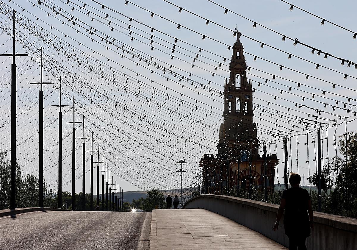 La torre de la portada, este domingo emergiendo sobre el puente del Arenal