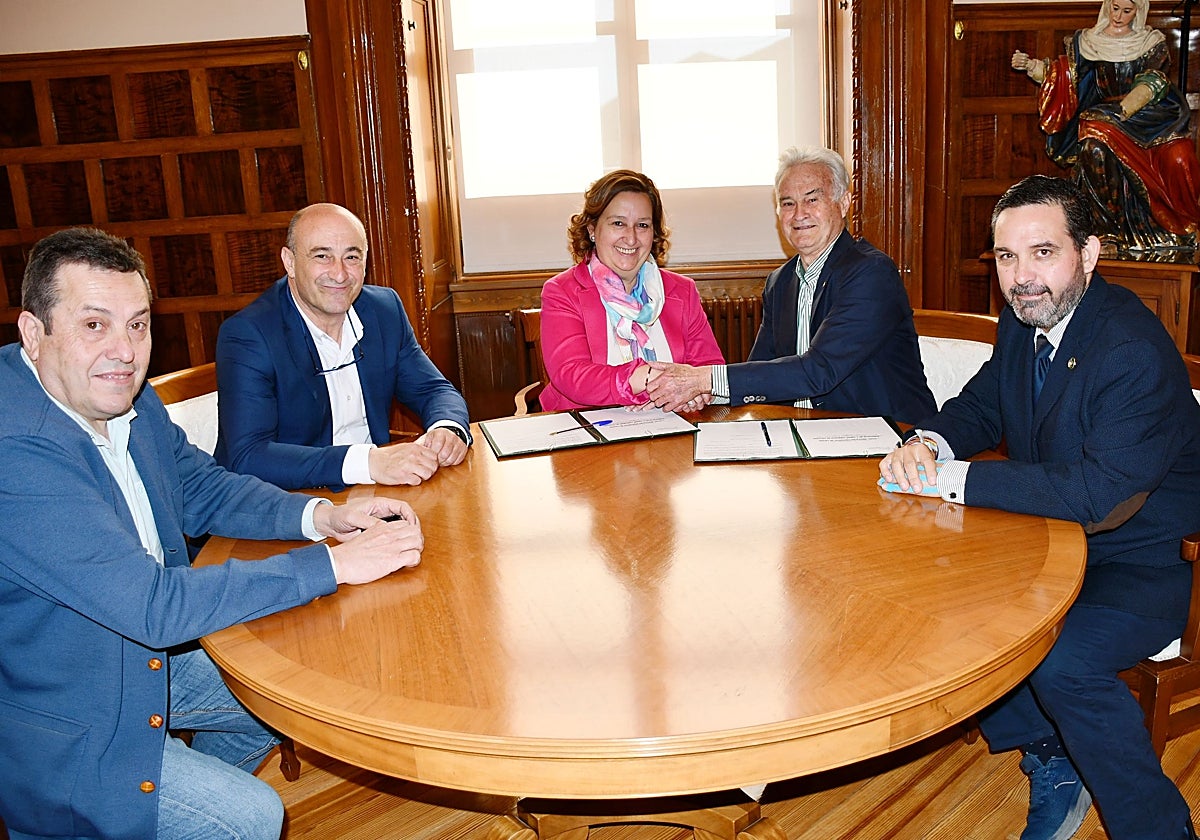 Concepción Cedillo con Enrique Núñez tras firmar el acuerdo