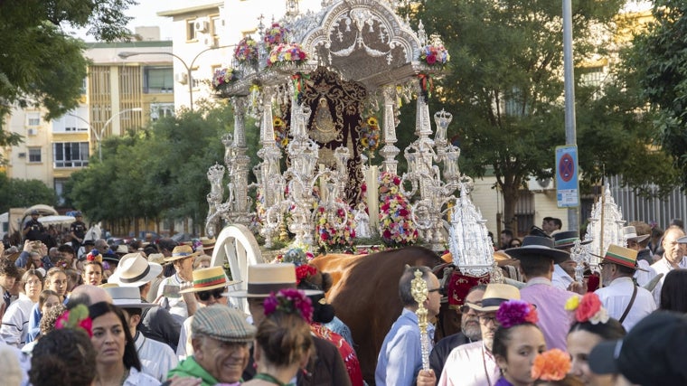 Salida de la hermandad del Rocío de Sevilla Sur