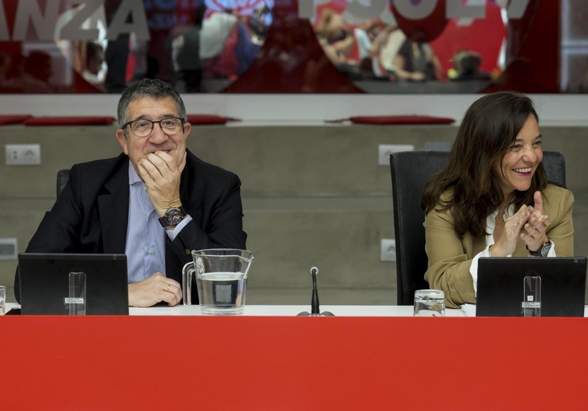 Inés Rey, con Patxi López, el lunes en Ferraz, en la ejecutiva del PSOE