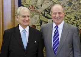 Jorge de Esteban junto al rey Juan Carlos en una imagen de archivo
