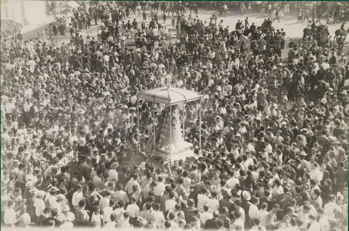 Almonte (Huelva), mayo de 1964. Los almonteños portan el trono de la virgen a hombros, en una romería que ha congregado a más de 40.000 personas.