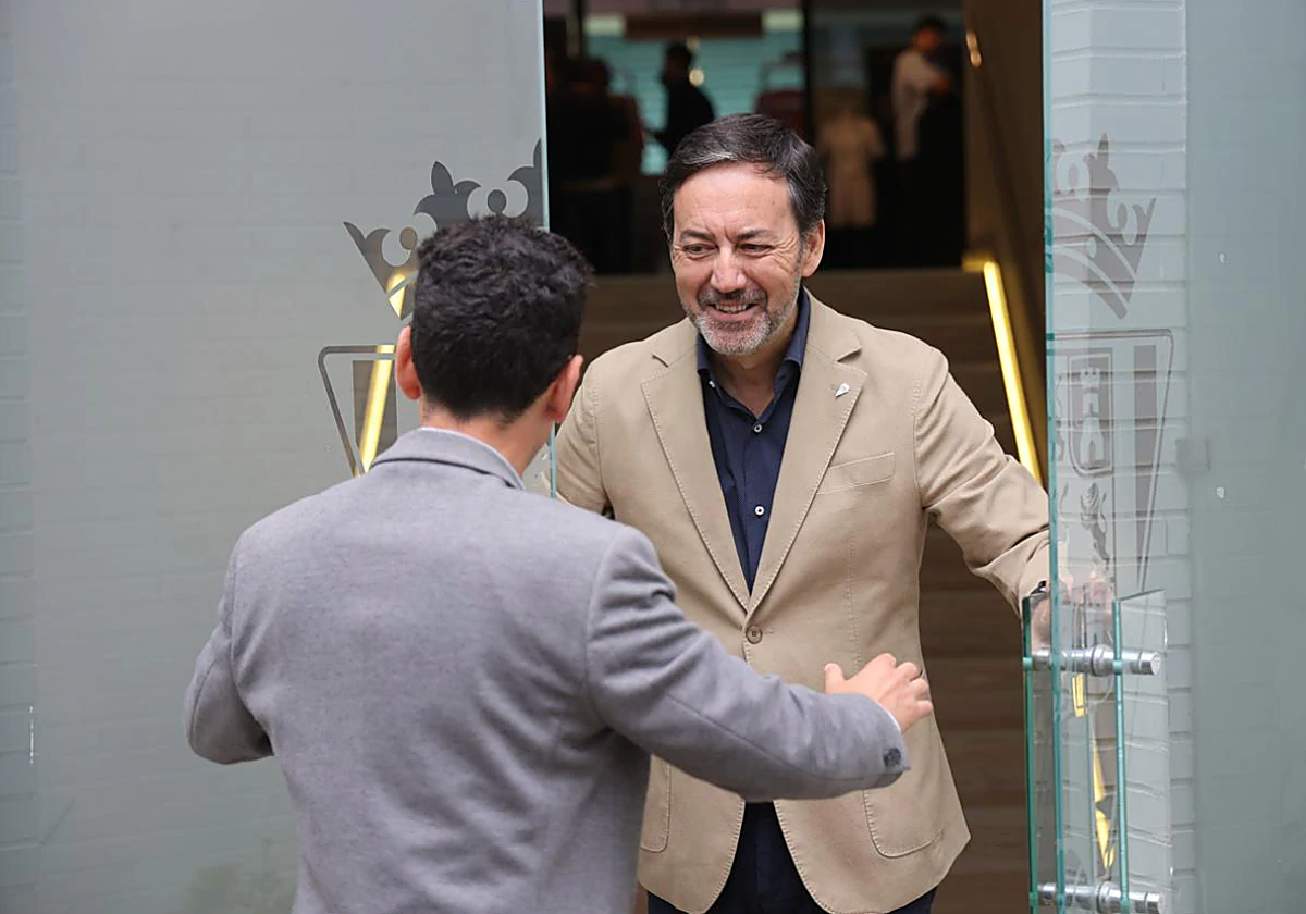 El CEO del Córdoba CF, Antonio Fernández Monterrubio, abre las puertas del palco