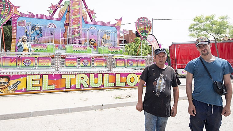 José Luis Muñoz, junto a uno de sus trabajadores, delante de 'El Trullo'