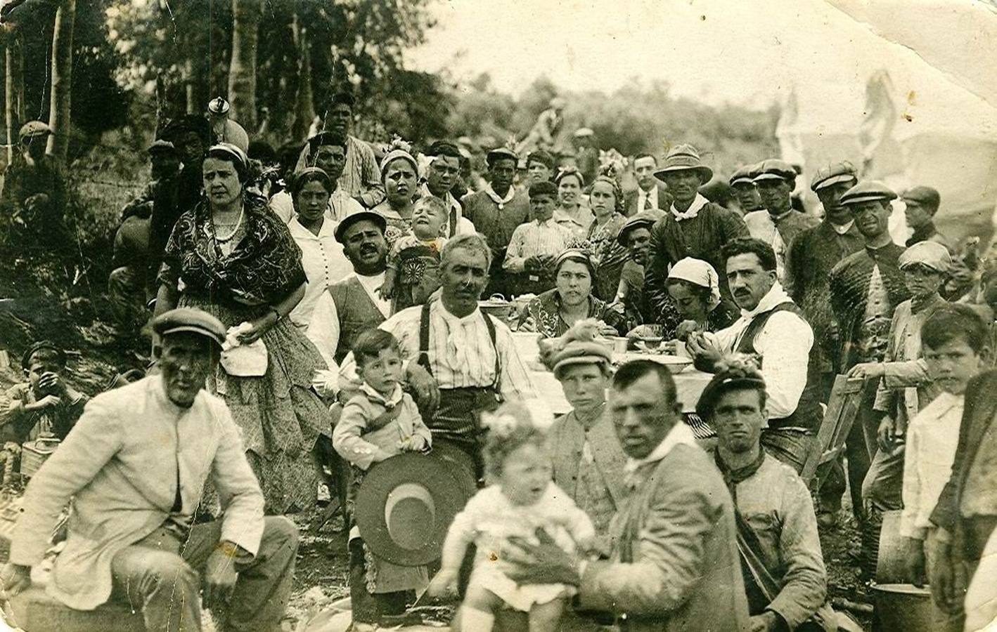 AÑO 1918: Sesteo en el camino hacia el Rocío. En la foto aparecen, entre otros, Manuel Nieto con uno de sus hijos y dos de sus hermanas. Año anterior a la Coronación de la Virgen, el mes de mayo de 1918. El canónigo de la Catedral de Sevilla e hijo de Hinojos, Juan Francisco Muñoz y Pabón, lanzó la idea de la coronación canónica a través de un artículo, 'La pelota está en el tejado', publicado en El Correo de Andalucía. 