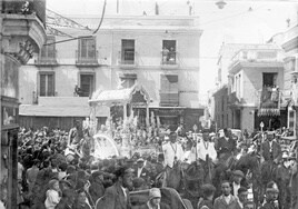 La carroza de plata de la Virgen, a su paso por las calles de Triana en dirección a Almonte. Periodo: 05/1928