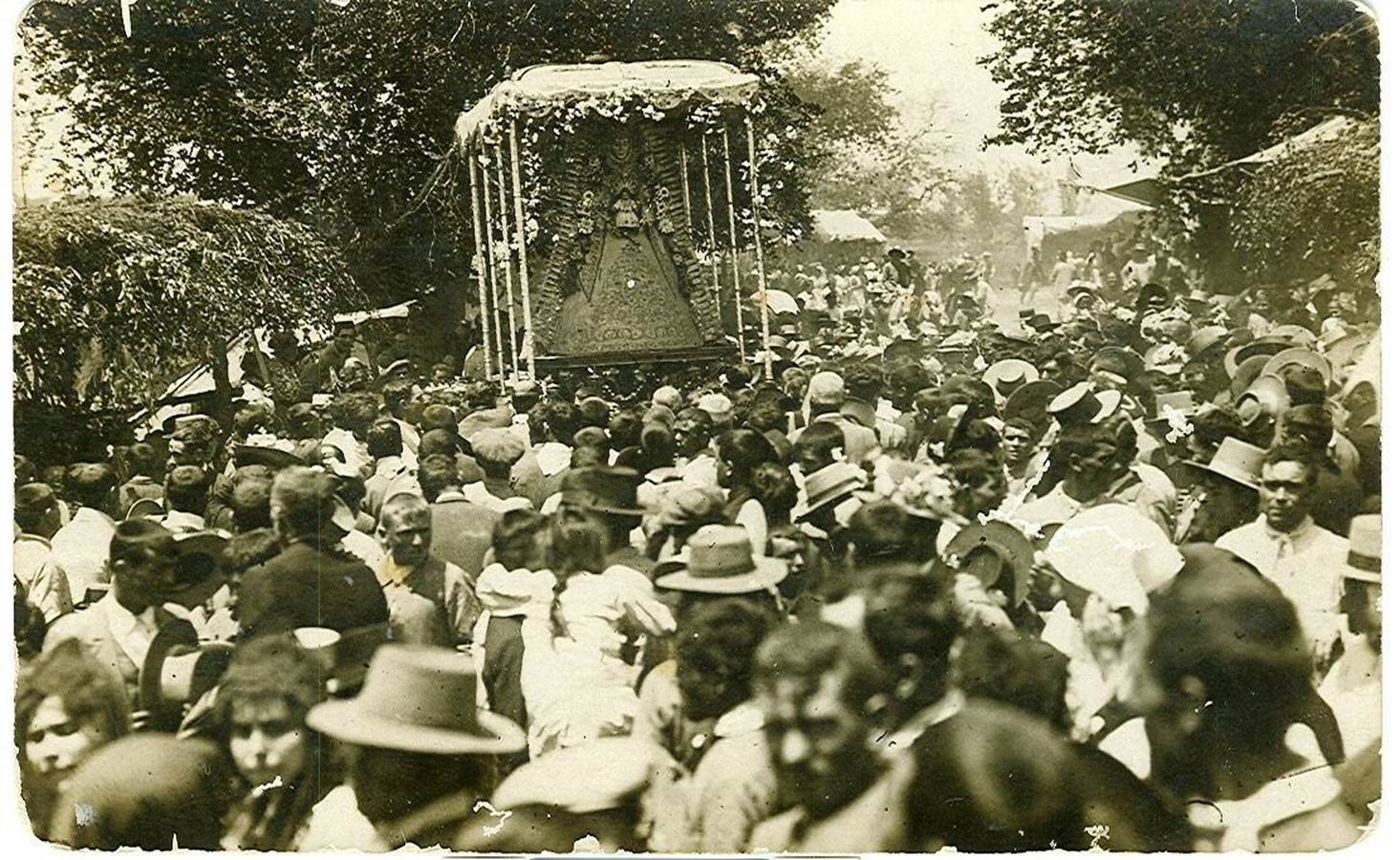 Almonte (Huelva), 24/05/1916. Procesión de la Virgen del Rocío. Se aprecia una aldea con chozas. El paso de la Virgen presenta ocho varales, que se mantuvieron hasta 1934. La ráfaga que lleva la Señora es la del siglo XIX, que lución hasta la coronación canónica en 1919. 